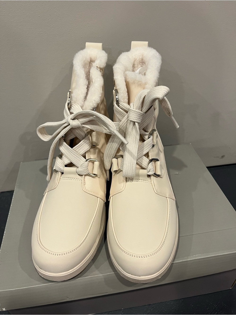 Falls Creek Women's Winter Boots 10M Cream Faux Fur Lined Lace Up Side Zipper